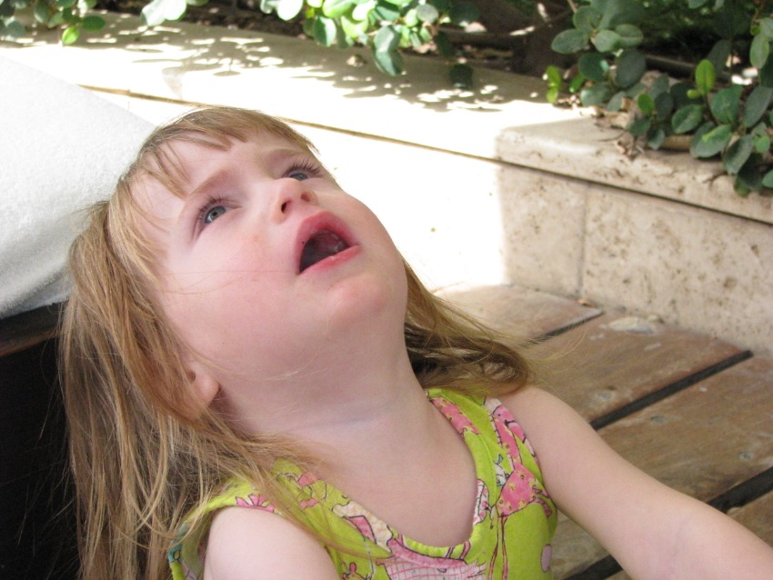 ילדה מרביצה לשולחן