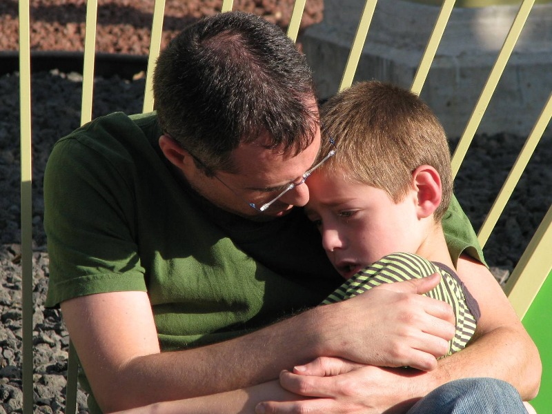 הורה וילד בוכה