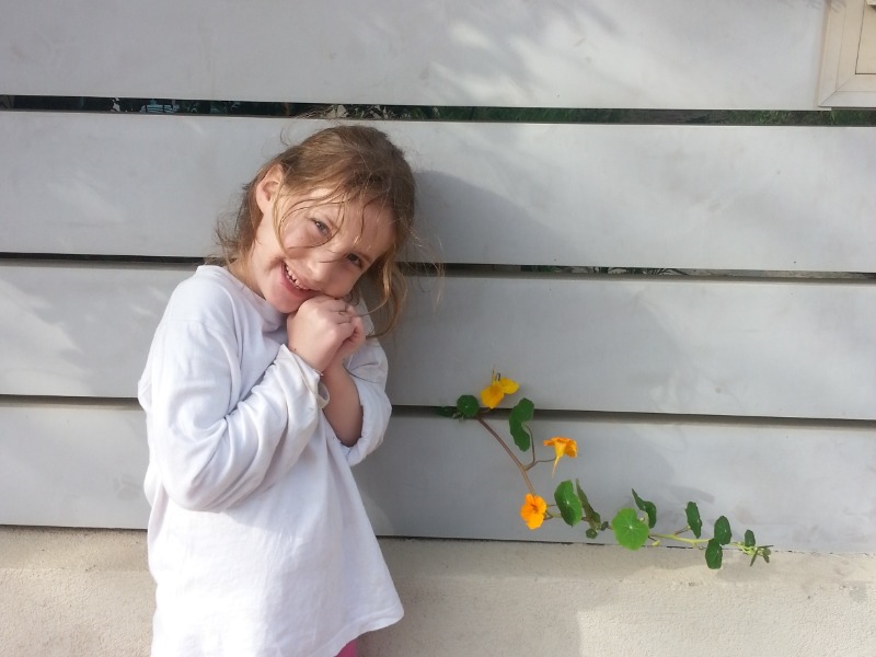 ילדה מתפעלת