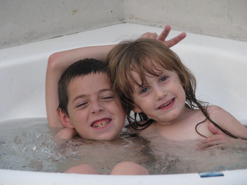 ילדים בודקים את מי אמא אוהבת יותר