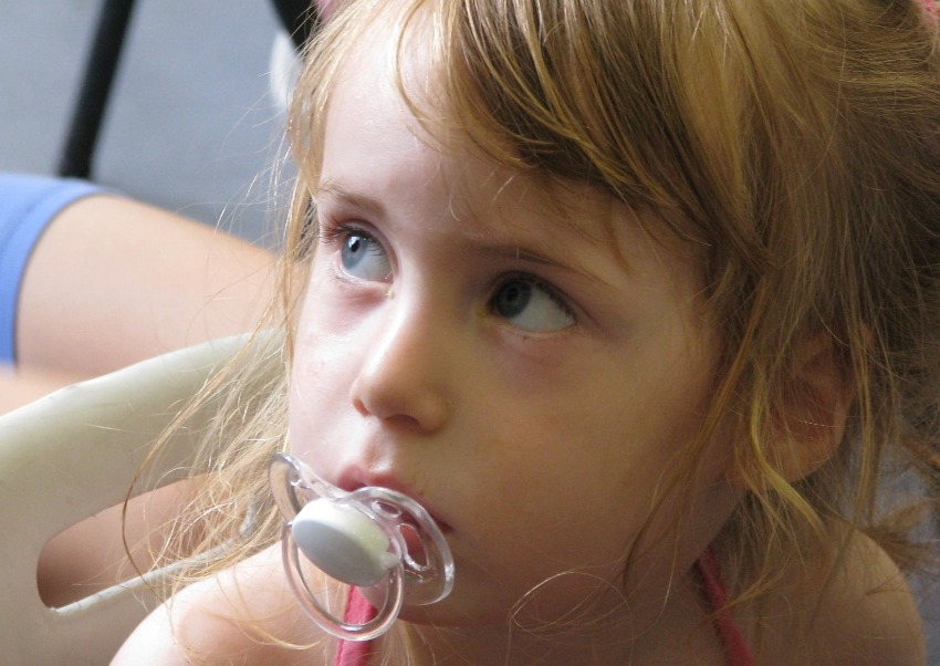 ילדה עם מוצץ