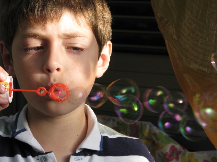ילד מפריח בלוני סבון